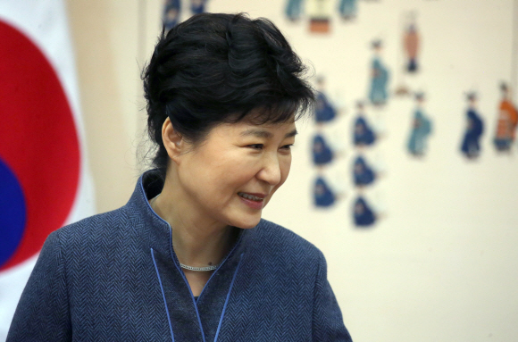 박근혜 대통령이 18일 청와대에서 열린 신임 정무직 임명장 수여식에 참석해 있다. 안주영 기자 jya@seoul.co.kr
