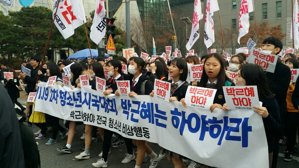 박근혜 대통령의 퇴진을 요구하는 ‘4차 촛불집회’를 앞두고 19일 오후 광화문광장에 고3 수험생 및 청소년들이 대통령의 하야를 외치며 행진하고 있다. 홍인기 기자 ikik@seoul.co.kr
