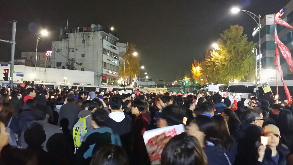 19일 서울 광화문광장에서 열린 4차 촛불집회에 참석한 일부 참가자들이 내자동사거리에서 ‘박근혜를 구속하라’라고 구호를 외치며 행진하고 있다. 홍인기 기자 ikik@seoul.co.kr