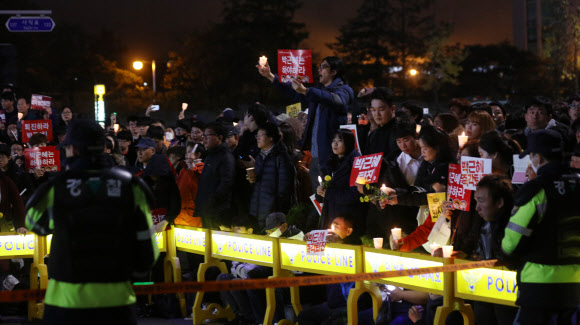 19일 밤 박근혜 대통령 퇴진 촉구 촛불집회에 참가한 시민들이 청와대 방향인 종로구 내자동로터리에서 시위를 하고 있다.  연합뉴스 