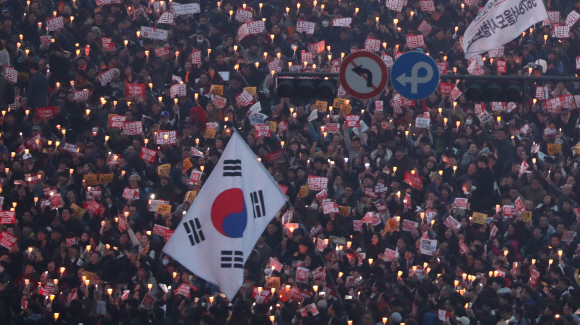 19일 박근혜 대통령의 비선실세 최순실 씨의 국정농단 사태에 분노한 시민들의 ’대통령 퇴진 촉구 집회’가 서울 광화문 광장 에서 열리고있다. 사진공동취재단