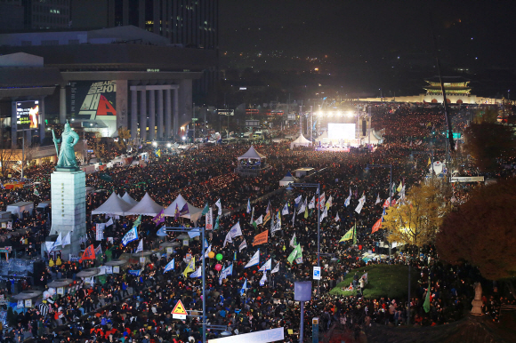 ’비선실세’ 최순실씨의 국정농단 사건 책임을 물어 박근혜 대통령 퇴진을 요구하는 4차 촛불집회가 서울 광화문 광장과 일대 도로에서 열리고 있다. 사진공동취재단