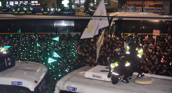 19일 오후 서울 경복궁역 인근에서 ’최순실 게이트’ 진상규명과 박근혜 대통령 퇴진을 촉구하는 4차 ’2016 민중 총궐기 대회’에 참석한 시민들과 경찰들이 대치하고 있다.  사진공동취재단