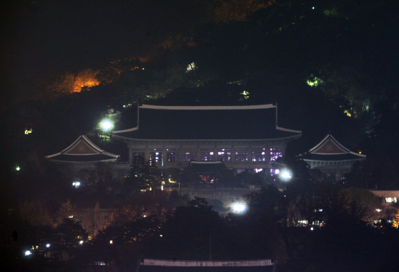 ’비선실세’ 최순실씨의 국정농단 사건 책임을 물어 박근혜 대통령 퇴진을 요구하는 4차 촛불집회가 서울 광화문 광장과 일대 도로에서 열리고 있는 동안 청와대는 침묵을 하는듯 불이 꺼져 있다. 사진공동취재단