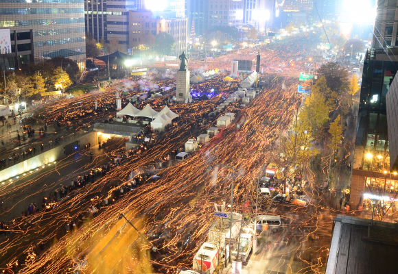 19일 저녁 서울 광화문광장에서 열린 제4차 촛블집회에 참가한 시민들이 박근혜 대통령 하야 등을 촉구하는 구호를 외치며 행진하고있다.  사진공동취재단
