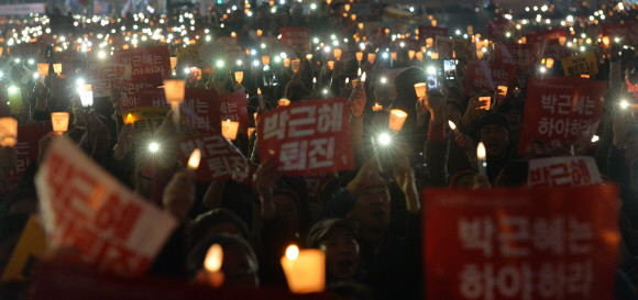19일 오후 서울 광화문광장 일대에서 열린 제4차 촛불집회에 참가한 시민들이 박근혜 대통령 퇴진을 촉구하며 촛불 파도타기를 하고 있다.   손형준 기자 boltagoo@seoul.co.kr