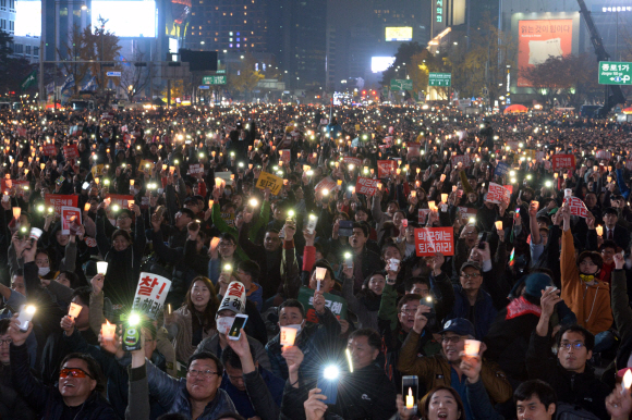 19일 오후 서울 광화문광장 일대에서 열린 제4차 촛불집회에서 시민들이 박근혜 대통령의 퇴진을 촉구하고 있다.  이언탁 기자 utl@seoul.co.kr