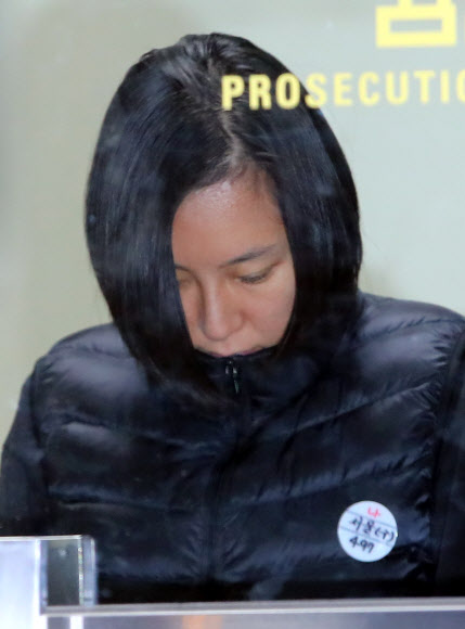 ‘비선실세’ 최순실씨의 조카인 장시호(장유진에서 개명)씨가 21일 새벽 서울 서초동 서울중앙지검에서 직권남용 권리행사방해, 업무상 횡령, 사기 등 혐의에 대한 조사를 받은 뒤 나와 구치소로 호송되고 있다.  구속영장이 청구된 장씨의 구속여부는 이날 오후 법원의 구속 전 피의자심문(영장실질심사)을 거쳐 당일 밤늦게 결정될 전망이다. 연합뉴스