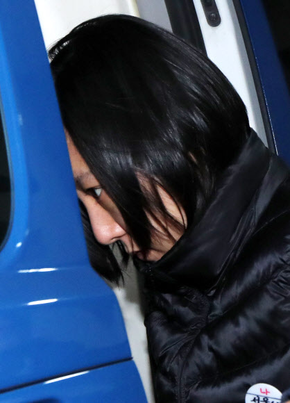 ’비선실세’ 최순실씨의 조카인 장시호(장유진에서 개명)씨가 21일 새벽 서울 서초동 서울중앙지검에서 직권남용 권리행사방해, 업무상 횡령, 사기 등 혐의에 대한 조사를 받은 뒤 나와 구치소로 향하는 호송차에 오르고 있다.  구속영장이 청구된 장씨의 구속여부는 이날 오후 법원의 구속 전 피의자심문(영장실질심사)을 거쳐 당일 밤늦게 결정될 전망이다.  연합뉴스