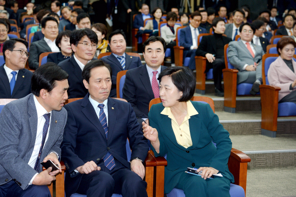 21일 국회에서 열린 더불어 민주당 의원총회에서  추미애 대표, 우상호 원내대표, 안규백 사무총장이 이야기를 나누고 있다.2016.11.21    이종원 선임기자 jongwon@seoul.co.kr