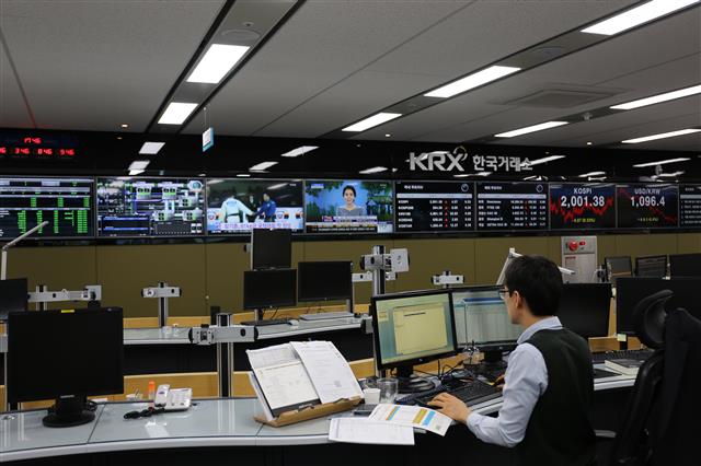 한국거래소(KRX) 부산 본사 파생상품시장본부에서 직원이 금시장 상황을 모니터링하고 있다. 한국거래소 제공