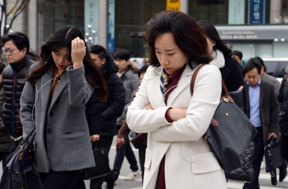 기온이 급격히 내려간 22일 오전 시민들이 몸을 웅크린 채 서울 세종대로를 지나고 있다. 도준석 기자 pado@seoul.co.kr