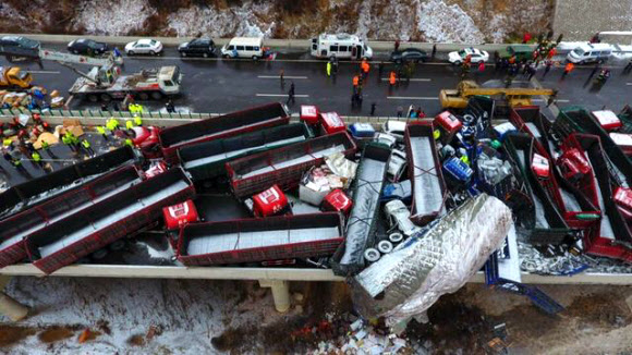 중국 악천후 고속도로 56중 추돌사고
