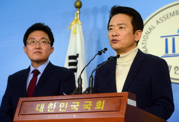 남경필 경기지사가 22일 오전 국회 정론관에서 새누리당 탈당 기자회견을 갖고 있다. 왼쪽은 김용태 의원. 정연호 기자 tpgod@seoul.co.kr