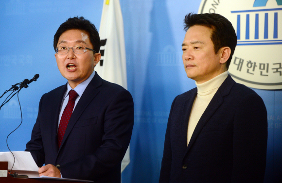 김용태 의원이 22일 오전 국회 정론관에서 새누리당 탈당 기자회견을 갖고 있다. 오른쪽은 남경필 경남지사. 정연호 기자 tpgod@seoul.co.kr