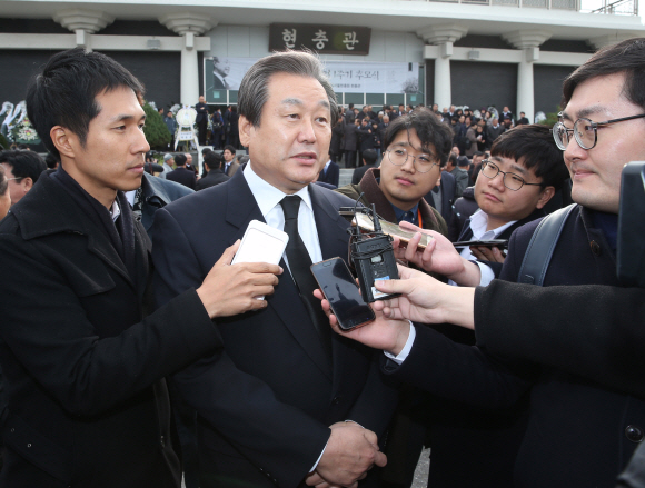 김무성 전 새누리당 대표가 22일 오전 서울 동작구 국립서울현충원 현충관에서 열린 고 김영삼 대통령 서거 1주기 추모식이 끝난 뒤 기자들의 질문에 답하고 있다. 정연호 기자 tpgod@seoul.co.kr