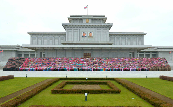 北 김정은, 여맹 6차 대회 참가자들과 기념사진