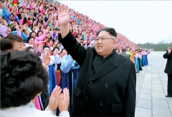 北 김정은, 여맹 6차 대회 참가자들과 기념사진