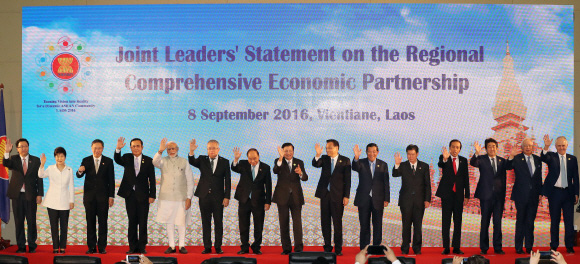 박근혜 대통령(왼쪽 두번째)과 각국 정상들이 지난 9월8일 오후 라오스 비엔티안 국립컨벤션센터(NCC)에서 열린 동아시아정상회의(EAS)에서 RCEP 정상 공동선언문 발표를 한 뒤 기념촬영을 하고 있다.  서울신문 포토라이브러리. 