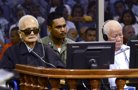 킬링필드의 핵심 전범으로 기소된 누온 체아(왼쪽) 전 공산당 부서기장과 키우 삼판 전 국가주석이 23일 캄보디아 수도 프놈펜의 전범재판소(ECCC) 법정에서 최종 판결 내용을 듣고 있다. 프놈펜 AP 연합뉴스