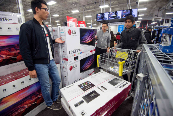 24일(현지시간) 미국 버지니아주 페어팩스의 한 쇼핑몰에서 블랙프라이데이를 맞아 쇼핑객들이 물건을 고르고 있다. AFP 연합뉴스