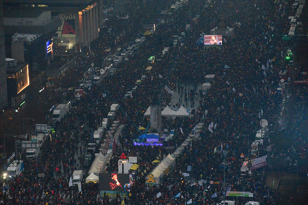 박근혜 대통령 퇴진을 요구하는 제5차 촛불집회가 26일 서울 광화문 광장을 비롯한 세종대로에서 열리고 있다. 손진호 기자 nasturu@seoul.co.kr