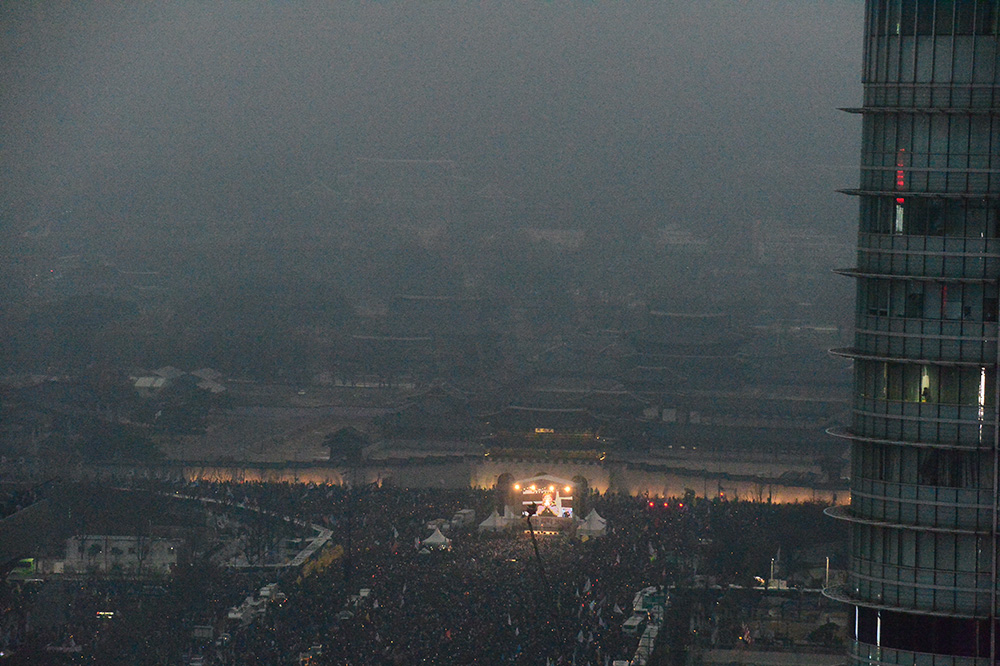 박근혜 대통령 퇴진을 요구하는 제5차 촛불집회가 26일 서울 광화문 광장을 비롯한 세종대로에서 열리고 있는 가운데 불꺼진 청와대의 모습이 보인다. 손진호 기자 nasturu@seoul.co.kr