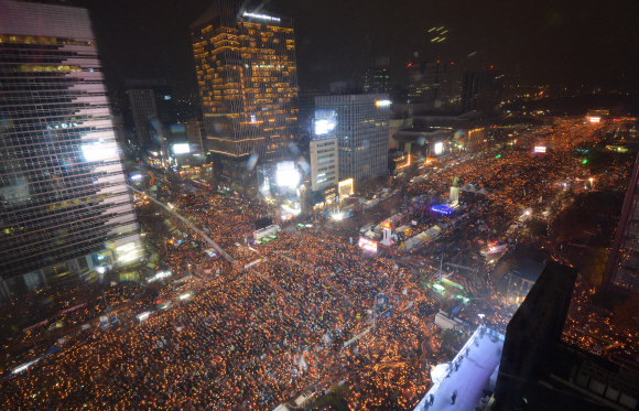 26일 오후 서울 광화문 일대에서 열린 제5차 촛불집회에서 박근혜 퇴진을 요구하는 100만 시민들의 촛불 물결이 성난 민심처럼 거세게 일렁이고 있다. 사진공동취재단