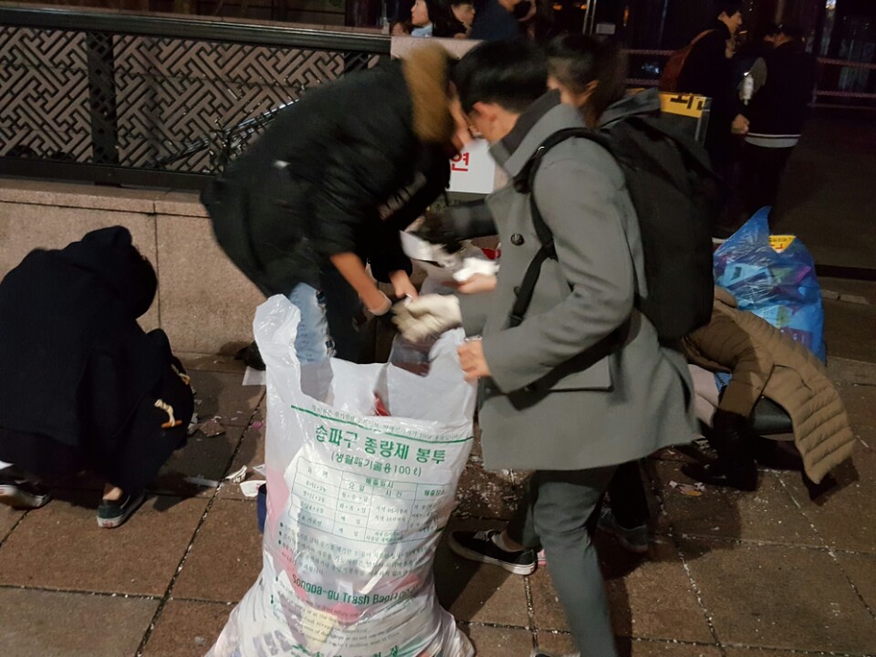 쓰레기 손수 치우는 시민들