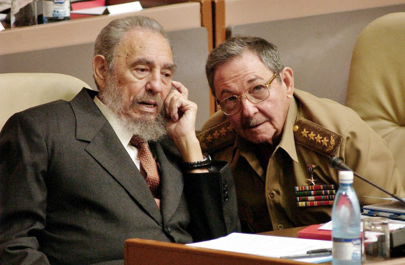 카스트로(왼쪽)가 국가평의회 의장이었던 2004년 7월 1일 국회에서 동생이자 혁명 동지인 라울 당시 국방장관과 대화를 나누고 있다. EPA 연합뉴스