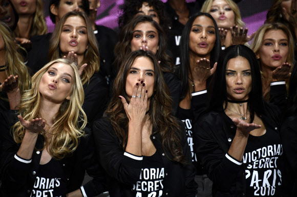 28일(현지시간) 프랑스 파리 그랑팔레에서 열린 유명 속옷 브랜드 ‘빅토리아 시크릿(Victoria’s Secret)’의 패션쇼 포토콜에서 모델들이 손키스를 날리고 있다. AFP 연합뉴스