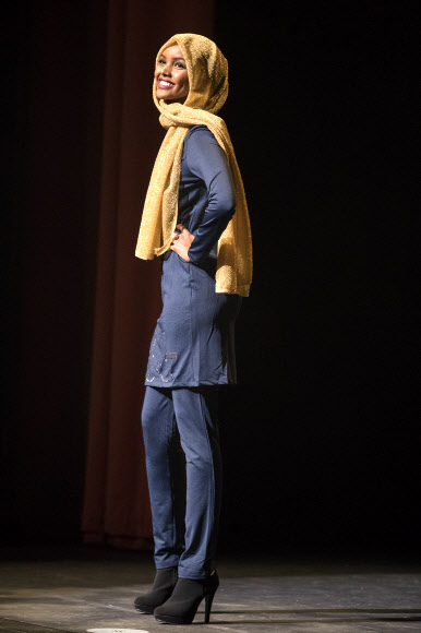 27일(현지시간) 미국 미네소타주 번스빌에서 열린 미스 미네소타 USA 선발대회에 출전한 무슬림 여성 할리마 에이든이 부르키니를 입은 채 수영복 심사를 받고 있다. AP 연합뉴스