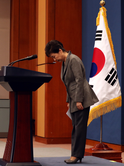 29일 오후 박근혜대통령이 청와대 춘추관 브리핑룸에서 담화문을 발표하고 있다. 2016. 11. 29 안주영 기자 jya@seoul.co.kr