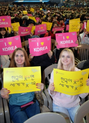 27일 서울 고척돔에서 열린 서울드림콘서트에 참석한 외국인들이 피켓을 들고 있다. 박지환기자 popocar@seoul.co.kr