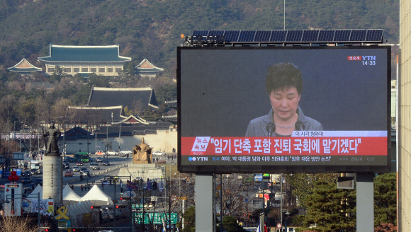 박근혜 대통령의 3차 대국민 담화가 29일 서울 중구 세종대로 서울신문사 전광판을 통해 중계되고 있다. 박 대통령은 약 5분간 진행된 이날 담화에서 “대통령직 임기 단축을 포함한 진퇴 문제를 국회의 결정에 맡기겠다”고 밝혔다. 정연호 기자 tpgod@seoul.co.kr