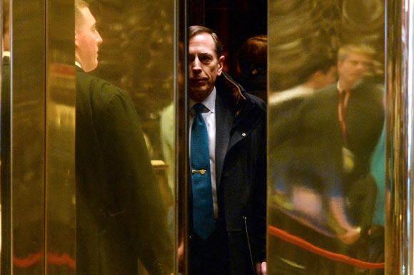 데이비드 퍼트레이어스 전 CIA 국장이 28일(현지시간) 도널드 트럼프 대통령 당선자와 면담하기 위해 뉴욕 맨해튼의 트럼프타워를 방문해 엘리베이터에 올라 있다. 뉴욕 EPA 연합뉴스