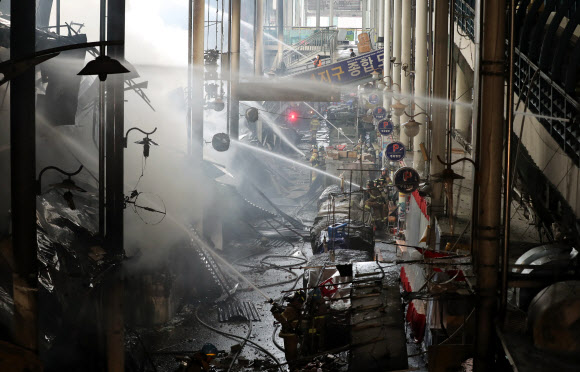 불과 싸우는 소방관