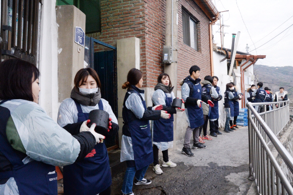 이디야커피 임직원 200여명이 30일 서울 성북구 일대 저소득층 가구에 사랑의 연탄을 배달하고 있다. 최해국 선임기자seaworld@seoul.co.kr