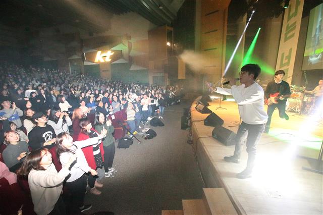 지난 29일 서울 광진구 건국대 새천년관에서 열린 ‘청춘氣UP 토크콘서트 #청춘해’에는 800여명의 관객이 찾았다. KT 제공