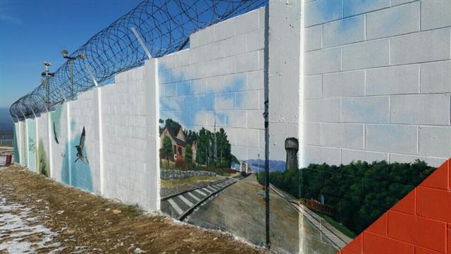 경북 군위군 부계면 동산리 팔공산 정상 비로봉 인근 군부대 담장에 군의 주요 관광지와 특산물이 벽화로 그려져 있다.  아름다운 간이역으로 꼽히는 화본역 벽화.