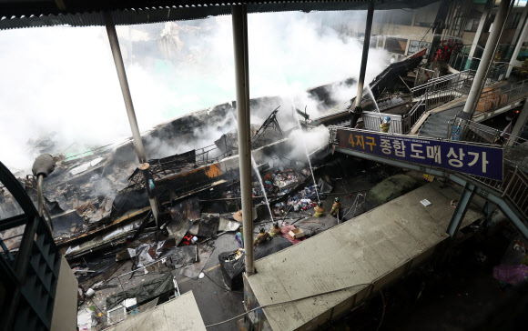 30일 대구 중구 서문시장 4지구에서 발생한 화재로 상가 건물들이 무너진 채 폐허로 변해 있다. 대구 연합뉴스