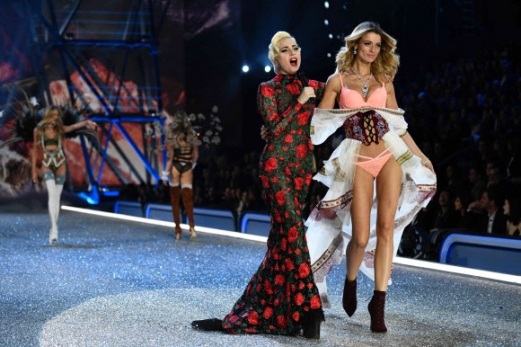 레이디 가가가 프랑스 파리의 그랑 팔레에서 열린 ‘2016 빅토리아 시크릿 패션쇼’에서 공연을 하며 모델 플라비아 루시니와 나란히 런웨이를 걷고 있다.<br>AFP 연합뉴스