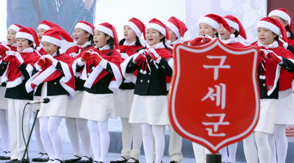 1일 서울광장에서 열린 2016 자선냄비시종식에서 산타 복장의 어린이들이 축하공연을 펼치고 있다. 박윤슬 기자 seul@seoul.co.kr