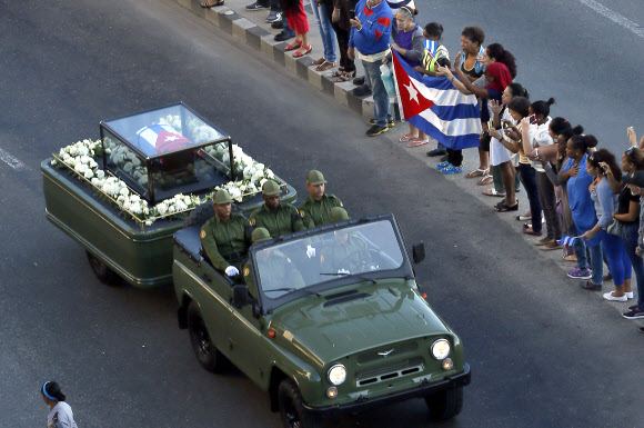 지난 25일(이하 현지시간) 타계한 피델 카스트로 전 쿠바 국가평의회 의장의 화장된 유해가 30일부터 나흘간 전국을 순회를 위해 수도 아바나를 출발했다. AP 연합뉴스