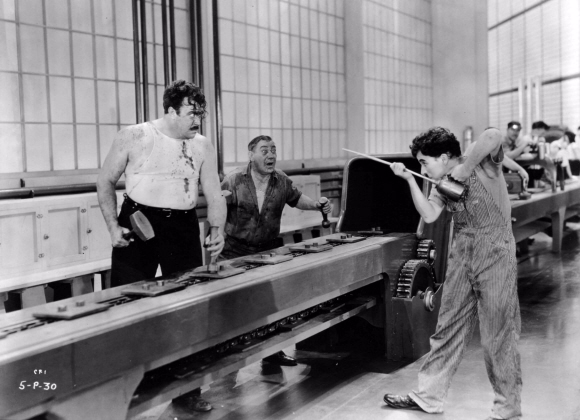 영화 ‘모던 타임스’의 한 장면. 찰리 채플린의 트레이드마크가 된 트램프 복장은 노동 낭비를 없애려 도입한 조립라인 속도를 따라가지 못해 소외된 비정상인을 상징한다.  오월의봄 제공