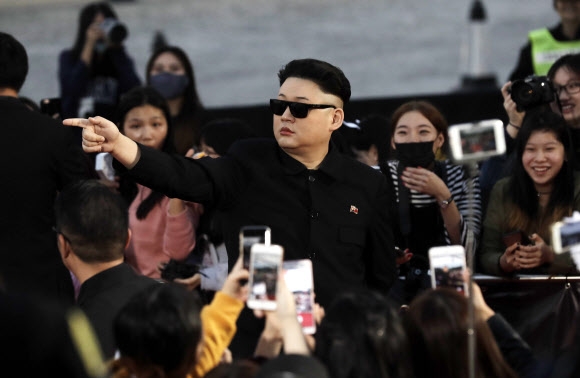 2일(현지시간) 홍콩에서 열린 2016 엠넷 아시안 뮤직 어워즈(MAMA) 레드카펫 행사에 북한의 김정은을 흉내낸 한 남성이 등장해 포즈를 취하고 있다.<br>AP 연합뉴스