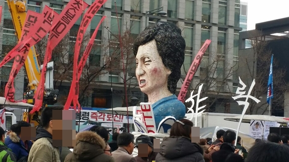 제6차 주말 촛불집회, 시민들 청와대 방향으로 행진 시작.