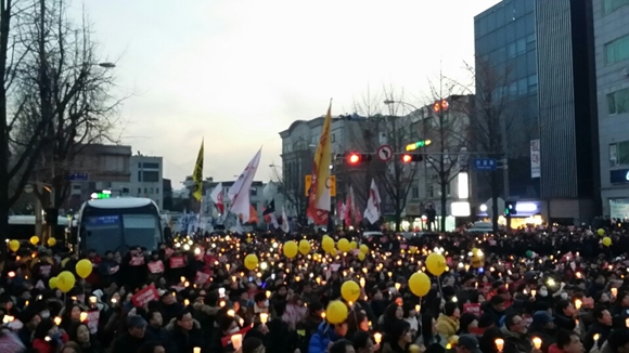 거리를 가득 메운 시민들의 촛불행렬
