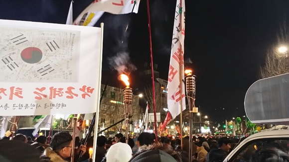 12월 3일 촛불집회…분노한 시민들 ‘횃불’ 들었다