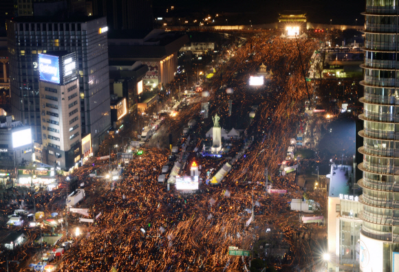 6차 촛불집회…서울 160만, 전국 212만명 참여